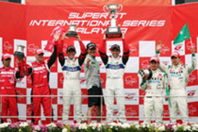 GT500クラスの表彰式。ポディウムの中央、オリベイラと荒の間に近藤真彦監督も登壇。シャンパンで祝福された。
