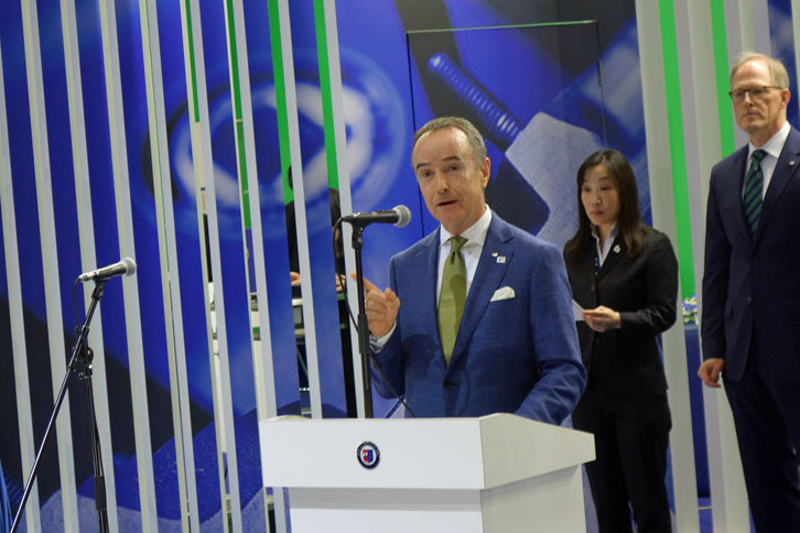 ニコル・グループCEOのニコ・ローレケ氏。「B5ビターボ ツーリング」の0-100km/h加速タイムと最高速度がかつての「フェラーリF50」と同じであることを誇らしげに語った。