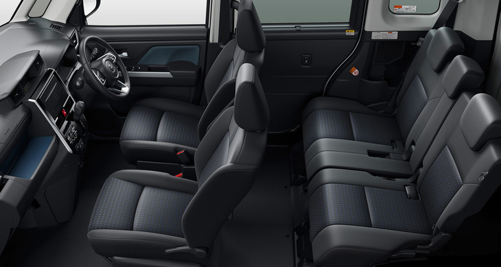 「ルーミー カスタムG-T」のキャビン。シート形状や表皮が変更されている。