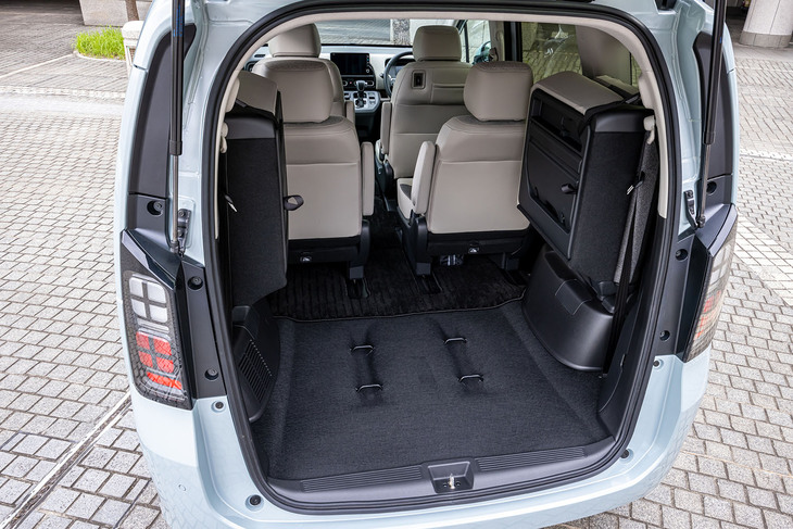 6人乗りとなる「フリード エアーEX」のサードシートを左右に折りたたんだ様子。シートの固定位置は従来型よりも90mm下げられ、少ない力でシートの収納・展開作業が行えるようになった。