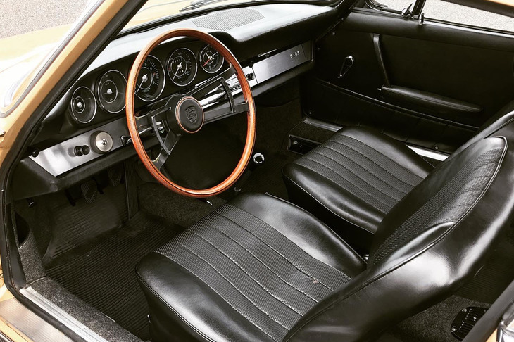 5つのメーターを水平に並べた901型「911」のインストゥルメントパネルの基本デザインは、最新の911にまで綿々と受け継がれている。