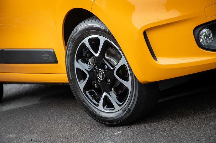 ツートンカラーの15インチアルミホイールは新デザインに。テスト車には「グッドイヤー・エフィシエントグリップ パフォーマンス」タイヤが装着されていた。