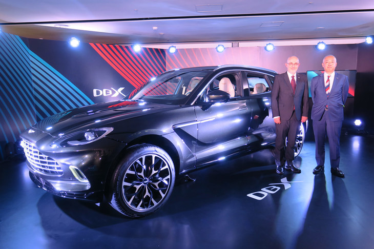 「アストンマーティンDBX」と、アストンマーティン・ラゴンダ・リミテッドのリチャード・ハンバート副社長（左）、アストンマーティン・ジャパン マネージングディレクターの寺嶋正一氏（右）。