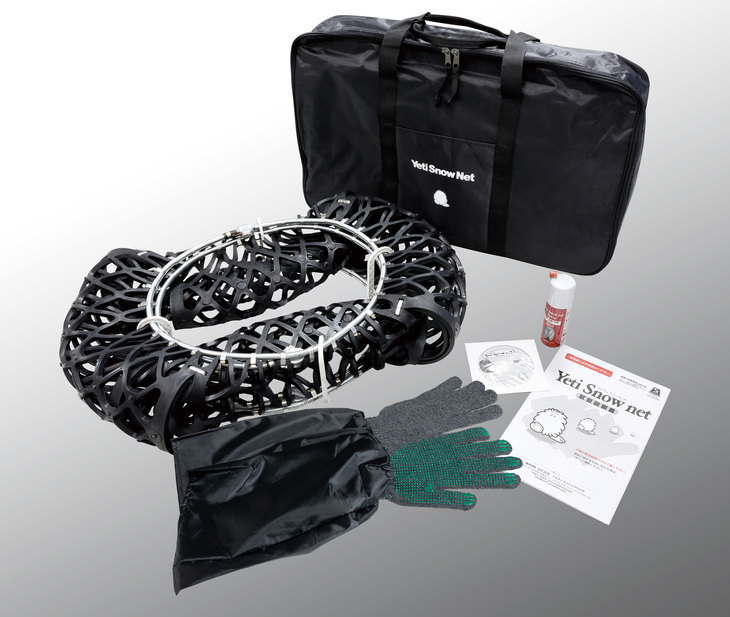 本体、装着用グローブ、メンテナンス用スプレーオイル、取扱説明DVD、取扱説明書のパッケージはソフトバッグに収納される。