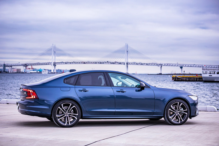 エクステリアについてはフロントグリルや前後のバンパー、20インチサイズのアルミホイールをリニューアル。リアコンビランプも新デザインとなり、リアウインカーはシーケンシャルタイプに変更された。