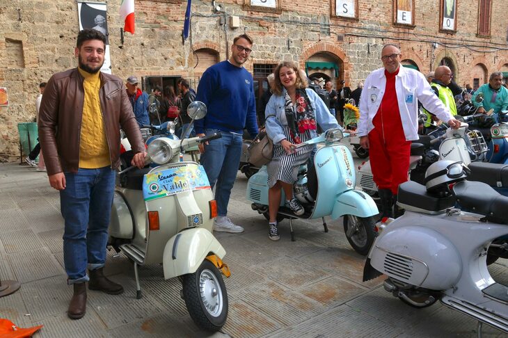 アンドレアさん（写真向かって左）をはじめ地元のベスパ・クラブ会員は、出展とともに周辺のツーリングも楽しんだ。