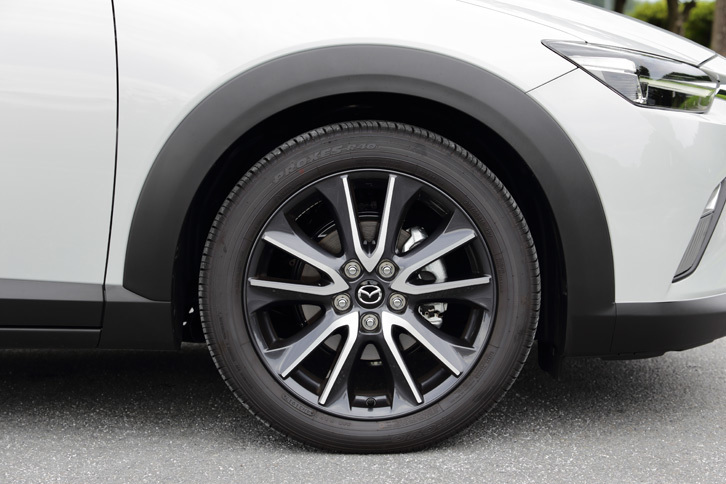 「CX-3」のタイヤサイズは全グレード共通で215/50R18。エントリーグレードの「20S」と「XD」のみに、オプションで215/60R16サイズのタイヤも用意されている。
