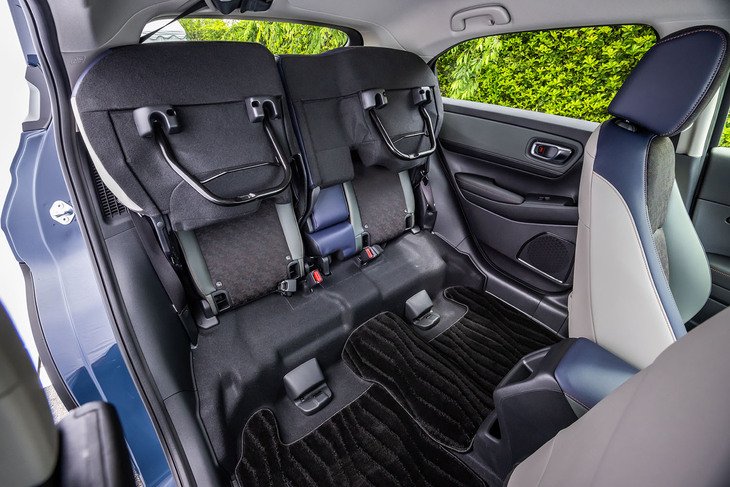 座面のチップアップとダイブダウンができるリアシートは最新モデルでも健在。（写真は「e：HEV X HuNTパッケージ」のもの）