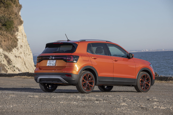 「キャプチャー」に先立つこと1年前の2020年1月28日に発売された「フォルクスワーゲンTクロス」。同ブランドで「最もボディーサイズの小さなSUV」が導入時のセリングポイントで、今回は車両本体価格337万9000円の「TSI 1stプラス」に試乗した。