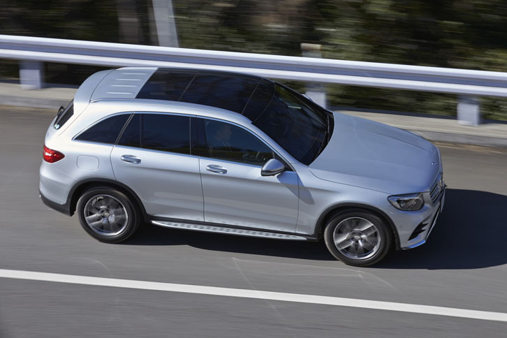 上方から見たテスト車の「GLC250 4MATICスポーツ（本革仕様）」。明るい車体色との組み合わせでは、「パノラミックスライディングルーフ」の存在が際立つ。