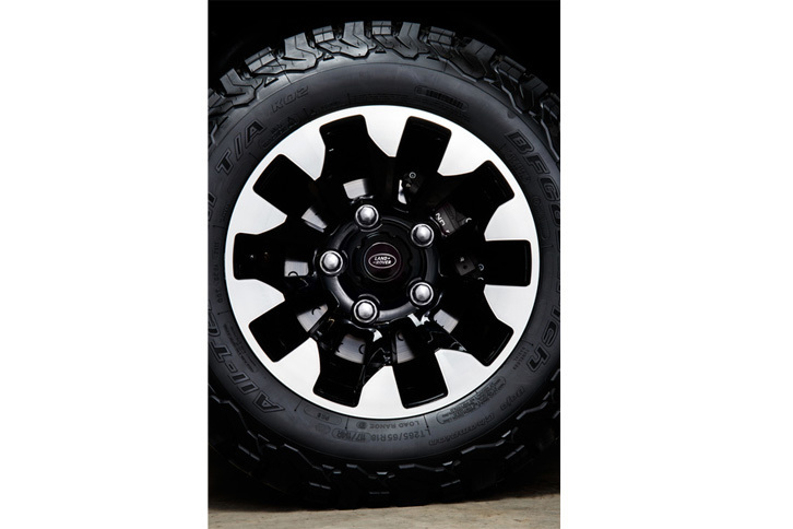 ランドローバー・ディフェンダー ワークスV8