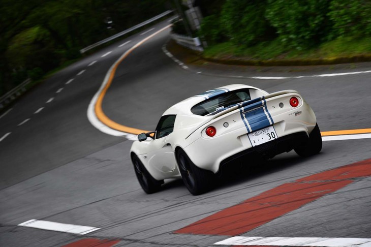 今回は市街地やワインディングロードも含め280kmほどの距離を試乗。燃費は満タン法で11.0km/リッターを記録した。燃料タンクの容量は40リッターなので、一給油で400km前後は走れる計算になる。