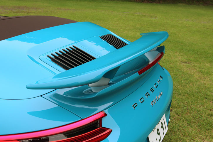 リアエンドには、車速に応じて高さが変わるウイングを装備。上下のポジションは、手動での調整も可能。