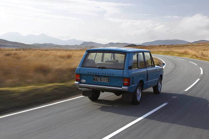 初代「レンジローバー」は、乗用車「ローバー3500」で使用されていた最高出力132PSの3.5リッターV8 OHVを搭載。4段ギアボックスと、2段トランスファーによるフルタイム4WDシステムが組み合わされていた。