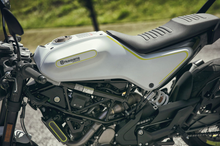 バイク全体のユニークなフォルムに加え、シートと一体となったカウル、ハイコントラストな色使いにイエローの差し色など、「ヴィットピレン401」は2014年に発表されたコンセプトモデルそのままのイメージで登場した。