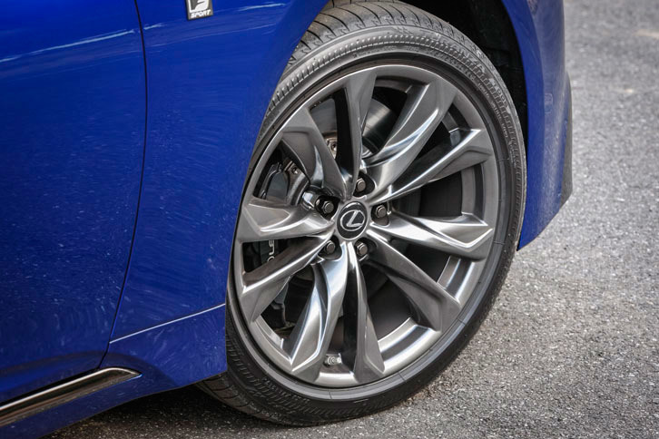 “Fスポーツ”には専用の20インチランフラットタイヤとダークプレミアムメタリック塗装のホイールが備わる。タイヤサイズは前が245/45RF20で後ろが275/40RF20。テスト車にはブリヂストンの「トランザT005」が装着されていた。
	 