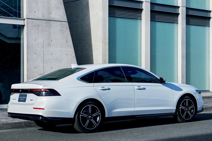 外観においては、先代以上にロー＆ワイドなフォルムが特徴とされる。