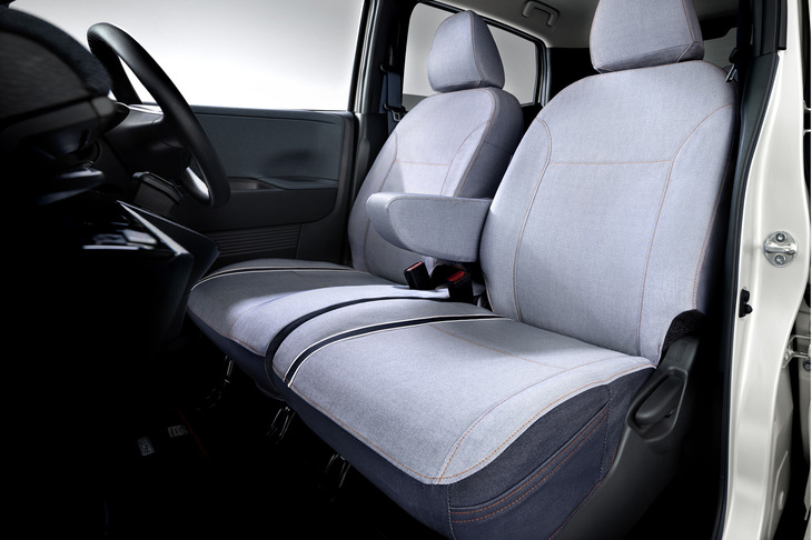 裏返したデニムを再現したシートカバー。