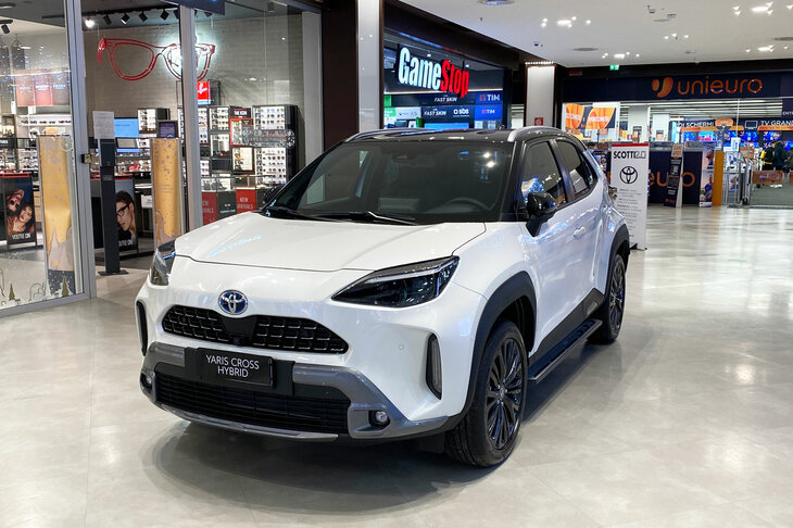「トヨタ・ヤリス クロス」。2021年シエナのショッピングモールで、販売店の出張展示車を撮影。
