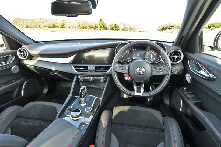 優雅な曲線で構成されるダッシュボード。中央には車載インフォテインメントシステムをつかさどる8.8インチのディスプレイが配置されている。