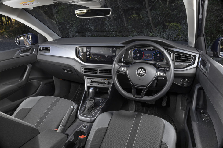 他のフォルクスワーゲン車と共通するイメージでデザインされた「ポロ」のインテリア。デジタルメーターパネル「アクティブインフォディスプレイ」は「テクノロジーパッケージ」（価格7万1500円）に、SSDカーナビは「Discover Proパッケージ」（価格23万1000円）に含まれるオプション。