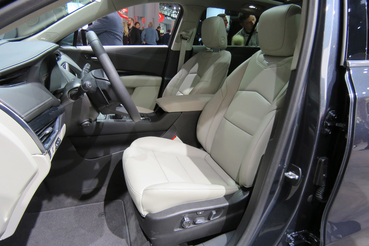 キャデラックXT4（フロントシート）