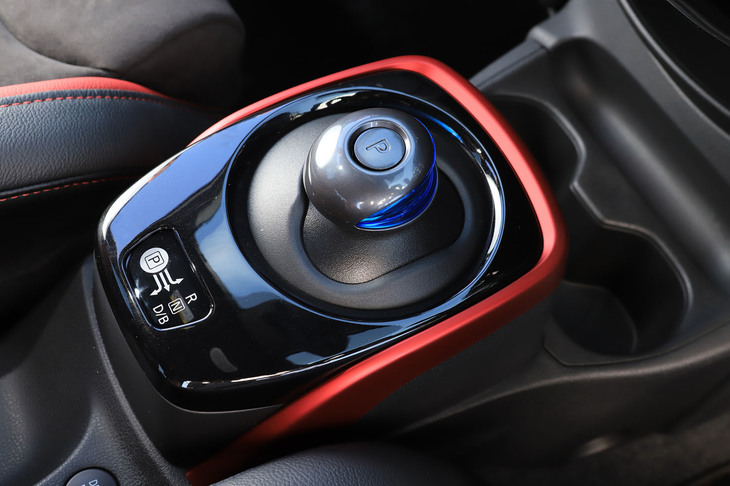 
	日産の電動化車両ではおなじみのデザインを踏襲したシフトセレクター。「e-POWER NISMO」よりも「Bレンジ」の走行モードが2つ増え、全部で6つのドライブモードを備える。
	