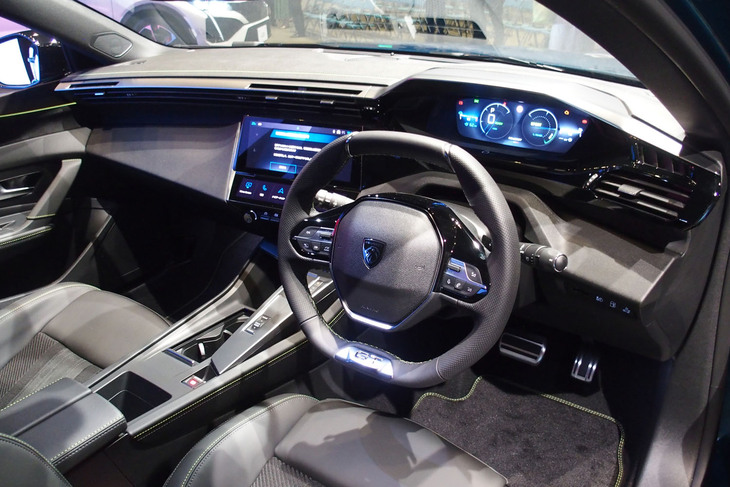 進化したプジョー独自設計の「i-Cockpit（iコックピット）」を採用。「GT」グレードのメーターは3D表示となり、速度などの重要な情報を手前に表示することで、素早い読み取りが可能になるという。