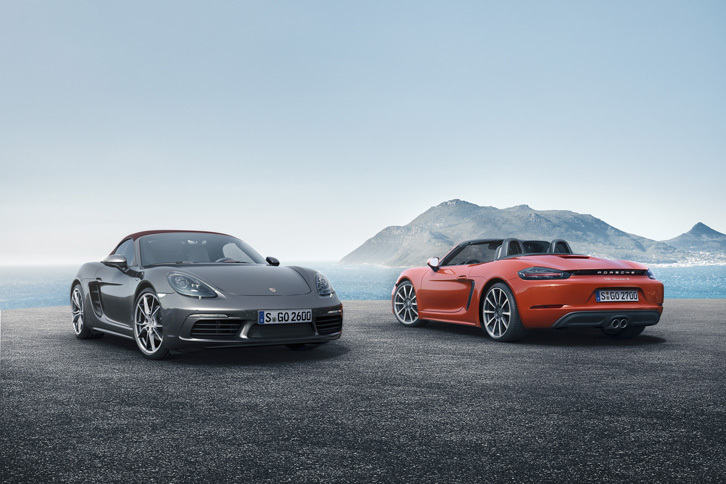 「ポルシェ718ボクスター」（左）と「718ボクスターS」（右）。