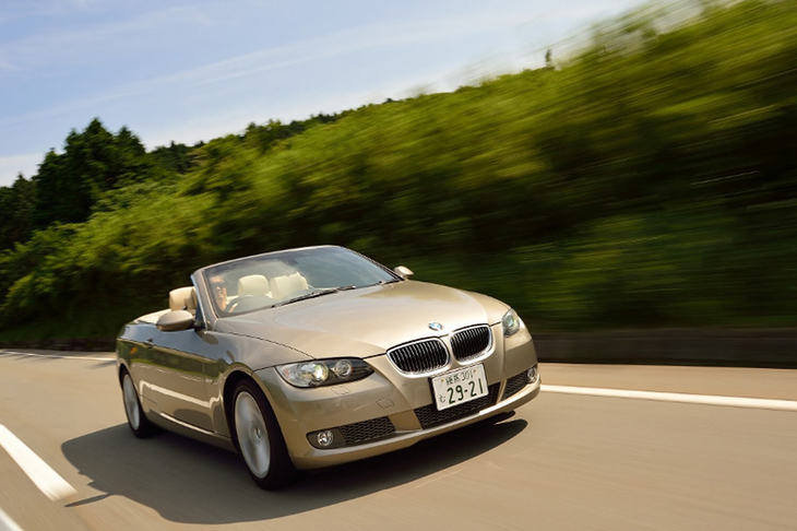 筆者のかつての愛車、「BMW 335iカブリオレ」のタイヤ交換時には「ブリヂストン・レグノ」を選んでいた。（写真＝池之平昌信）