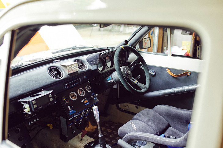 イギリスから輸入したラリー仕様フォード・エスコートの仕事場。ワークスカーなので装備は完璧。