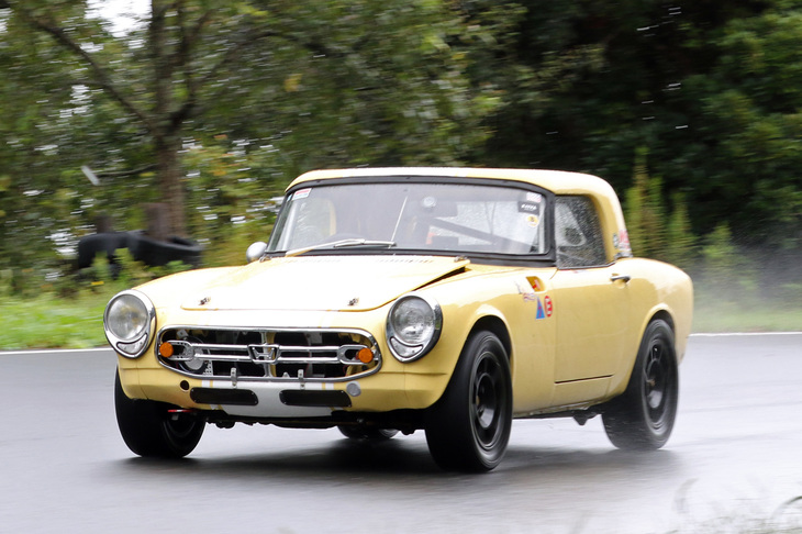フラットなレーシングハードトップを装着した1966年「ホンダS800」のレーシング仕様。トヨタ／ホンダS800クラスで1位となった。