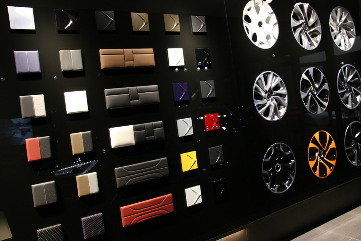 パリ・シャンゼリゼ通りから一歩入った「DSワールド・パリ」でのひとこま。