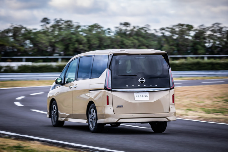 「セレナ ハイウェイスターVプロトタイプ」の走行シーン。