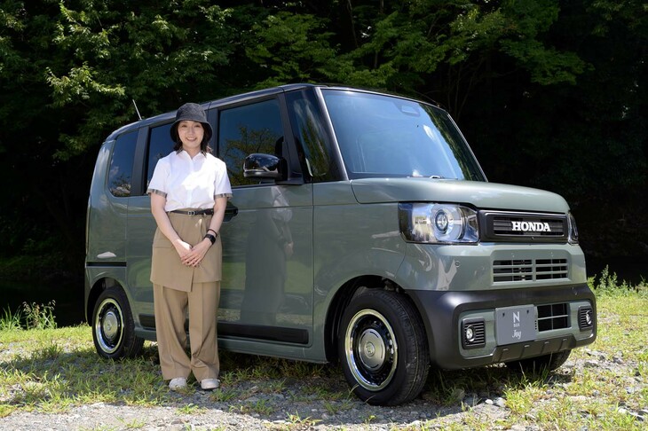 「N-BOXジョイ」のパッケージデザインを担当した飯泉麻衣さん。機能面でのキモである、荷室空間の“つくり替え”を担った。