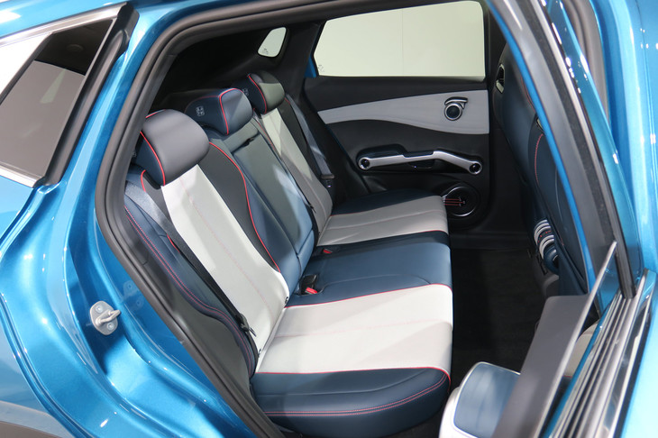 BYDアットスリー（リアシート）