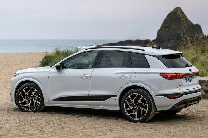 「Q6 e-tron」では、前後フェンダーの上に施された、峰状のプレスも大きな特徴。アウディ伝統の「クワトロ」（4WD）を強調するための意匠だそうだが……。