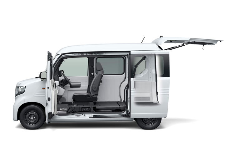 4座仕様の「N-VAN e： L4」。写真は運転席以外のシートを床下に収納した様子。助手席側のセンターピラーをなくすことで実現した大開口部などの特徴は「N-VAN」から受け継がれている。