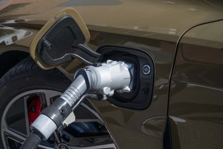 ボディーの左側には急速充電用ポート（写真）が、右側には普通充電用ポートが搭載されている。