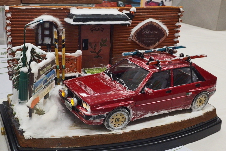 作者いわく、コンペティションマシン以外であっても、ジオラマにしないと仲間から「らしくない」と言われてしまうそうで……。スキーを積んだ「ランチア・デルタHFインテグラーレ」がやってきたのは、斑尾高原のペンションという設定。キットは1/24ハセガワ製である。