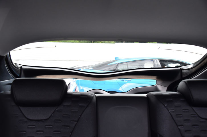 運転席から後方を見た様子。リアウィンドウはゆがんでいるが、ガラス越しの景色がゆがんで見えないように配慮されている。