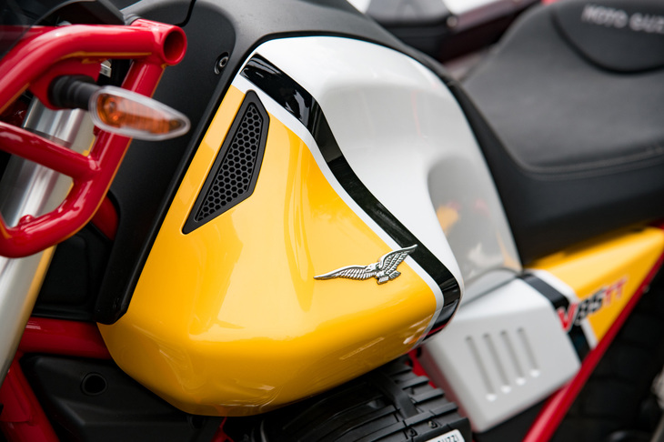 1921年に誕生したモト・グッツィは、現存するイタリア最古のバイクブランド。羽を広げたタカのエンブレムはイタリア空軍の紋章をモチーフにしたものである。