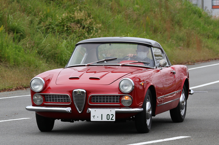 1958年に登場した「2000スパイダー ハードトップ」。アルファ初の量産モデルである「1900」系から発展したモデル。