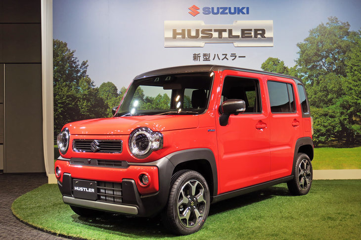 こちらの車体色も新色の「バーミリオンオレンジ」。ツートンカラーを含め全11種類という豊富なカラーバリエーションも、新型「ハスラー」の特徴だ。