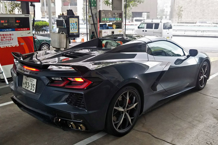 GMジャパンへの返却前、ガソリンスタンドにて給油を受ける「コルベット コンバーチブル」の図。このお尻の長い姿も、コルベットの歴史に組み込まれていくんだろう。