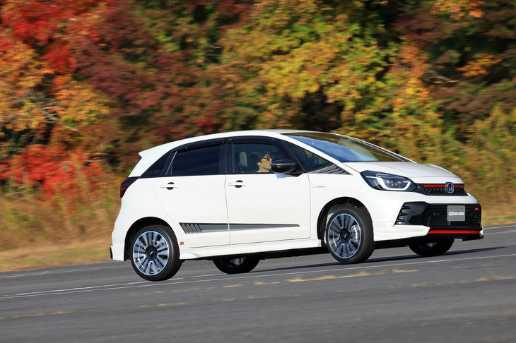 ツインリンクもてぎの南コースを疾走する、「フィットe：HEV RS」の用品装着車。「動的な部分に関する変更点は17インチホイールだけ」とのことだったが、標準車との違いは明白だった。