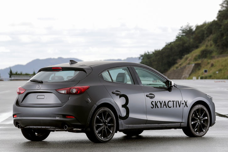 試験車のサスペンションは前がマクファーソンストラットで、後ろがトーションビームアクスル。バイワイヤのブレーキシステムが備わる。