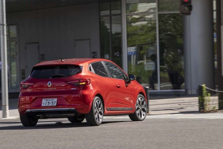 1.3リッターガソリンターボモデルとの識別点はほとんどない。「E-TECH HYBRID」のバッジ以外だと、テールパイプレスのリアバンパーくらいだ。