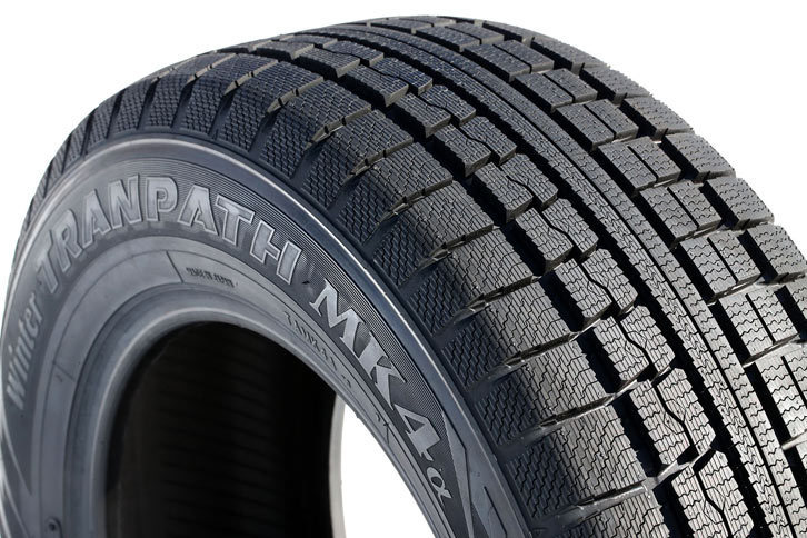 今回はミニバン用のスタッドレスタイヤ「Winter TRANPATH MK4α（ウィンタートランパス・エムケーフォー アルファ）」にも試乗。もちろん、こちらのタイヤにも「クルミの殻」が使われている。