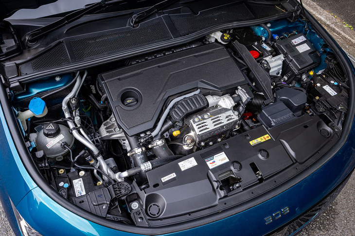 1.2リッター直3ガソリンターボエンジンの最高出力は136PS。ミラーサイクル化したうえでタイミングベルトをタイミングチェーンに変更し、ターボチャージャーの可変領域の拡大やインジェクターの高圧化を実施するなどの改良が施されている。